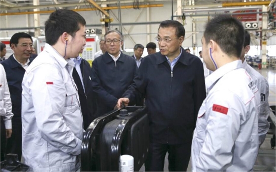 李克強考察東風(fēng)商用車(chē)重卡新工廠(chǎng)
