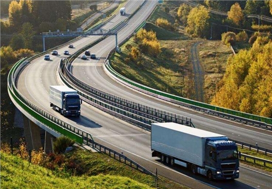 行駛中的卡車(chē).賽襄軸承網(wǎng)站資訊